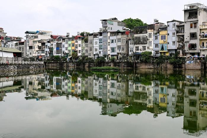 Hàng xóm bên trái cấm sửa nhà ban ngày, hàng xóm bên phải cấm làm ban đêm